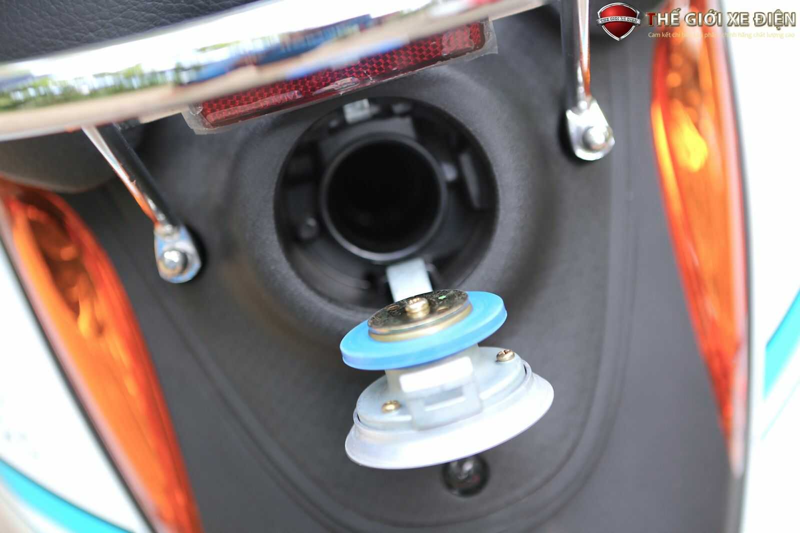 Xe ga 50cc Elite SYM Trắng Đỏ/Trắng Xanh