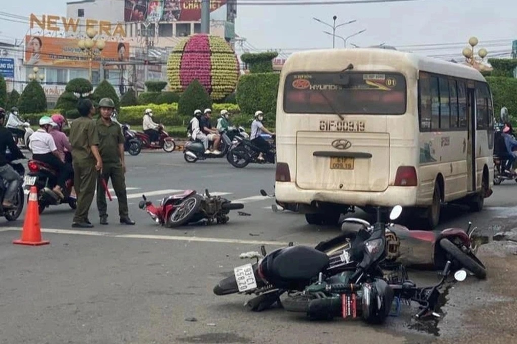 Ô tô khách tông hàng loạt xe máy, xe đạp điện dừng đèn đỏ, nguyên nhân do mất phanh?