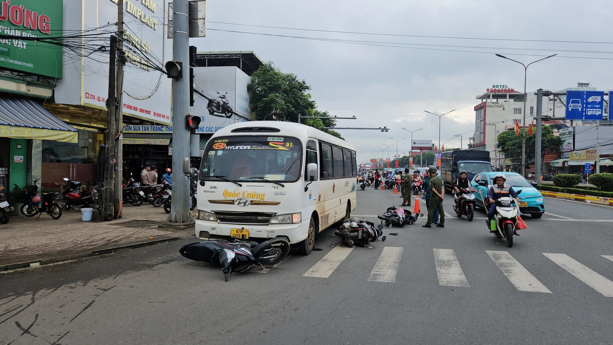 Ô tô khách tông hàng loạt xe máy, xe đạp điện dừng đèn đỏ, nguyên nhân do mất phanh?