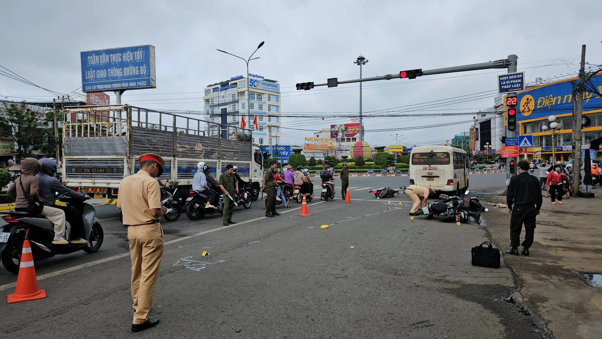 Ô tô khách tông hàng loạt xe máy, xe đạp điện dừng đèn đỏ, nguyên nhân do mất phanh?
