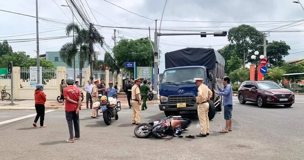 Ô tô khách tông hàng loạt xe máy, xe đạp điện dừng đèn đỏ, nguyên nhân do mất phanh?