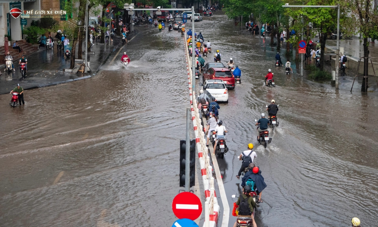 Mùa mưa bão sắp đến, liệu xe máy điện có đỡ 