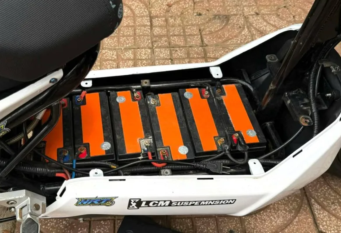 Thiếu Ni&ecirc;n Độ Xe Điện Tốc Độ Cao gi&aacute; 500K Th&agrave;nh &ldquo;Xe Điện Đua&rdquo; 100km/h