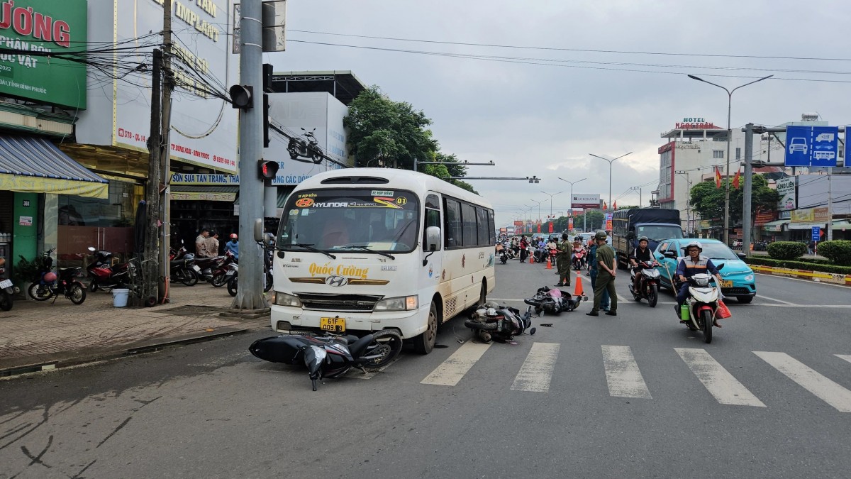 Ô tô khách tông hàng loạt xe máy, xe đạp điện dừng đèn đỏ, nguyên nhân do mất phanh?